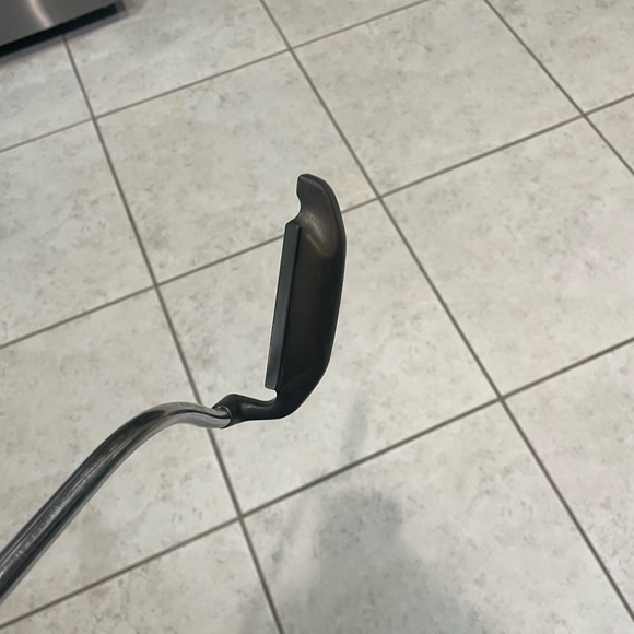 Vintage golf putter by Old master in right hand - Picture 5 of 9